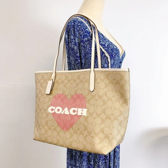 Coach CP052 City Tote In Signature Canvas IN Light Khaki Chalk Multi - Picture 1 of 7